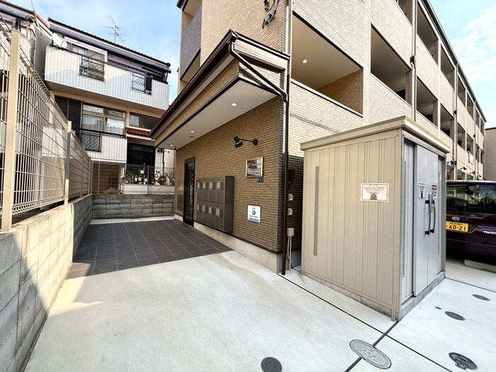 物件外観写真2　(エントランス部分)