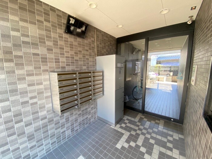 物件外観写真3　(エントランス部分)