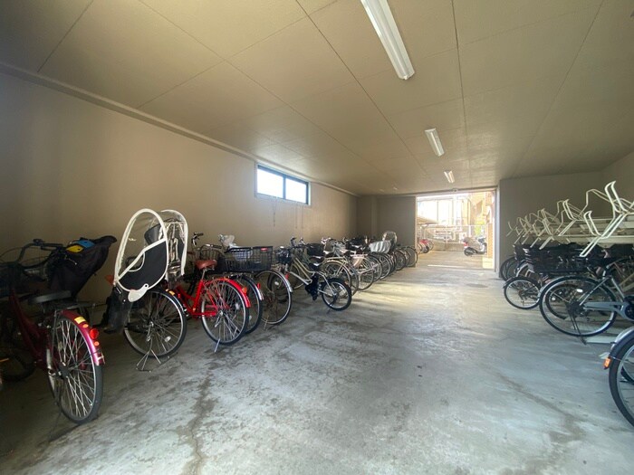 物件外観写真3　(駐輪場)