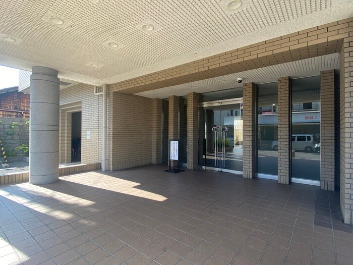 物件外観写真5　(エントランス部分)