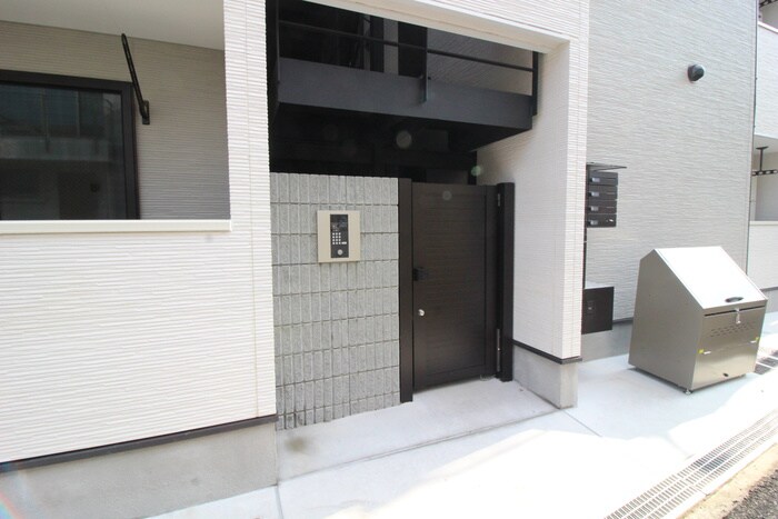物件外観写真3　(エントランス部分)