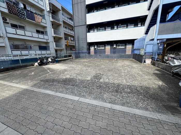 物件外観写真4　(駐車場)