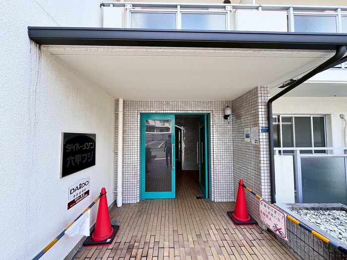 物件外観写真2　(エントランス部分)