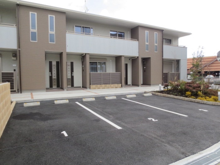 物件外観写真3　(駐車場)