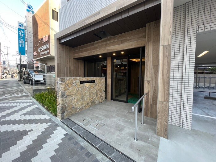 物件外観写真2　(エントランス部分)