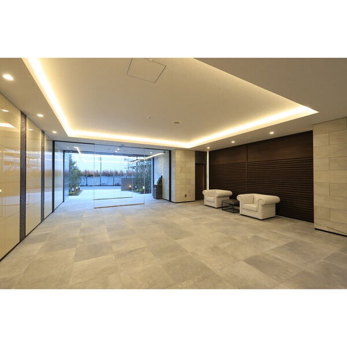 物件外観写真2　(エントランス部分)