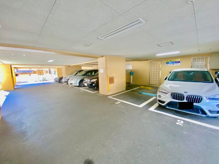 物件外観写真3　(駐車場)