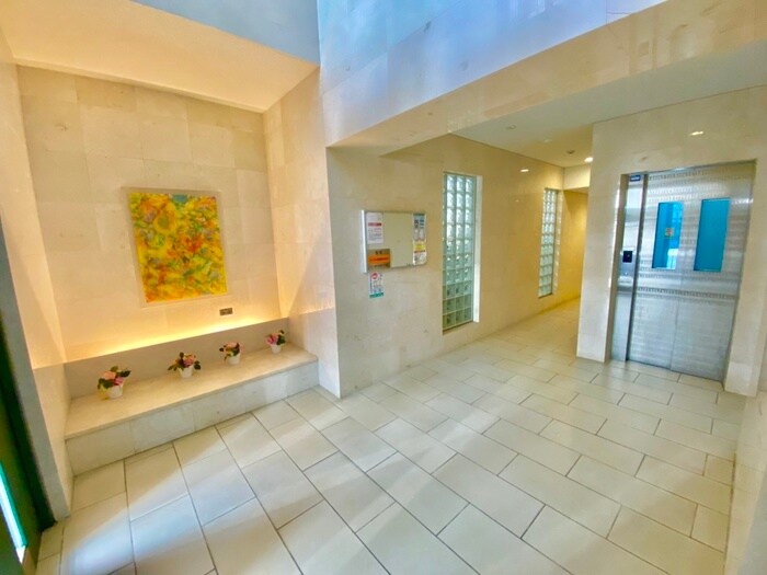 物件外観写真6　(エントランス部分)