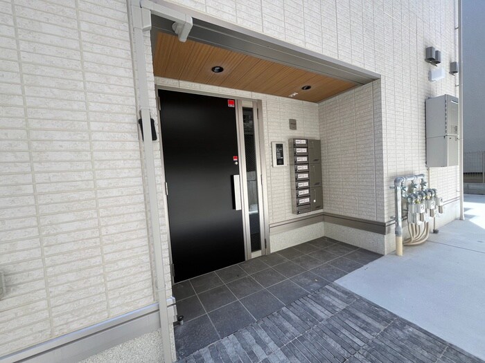 物件外観写真2　(エントランス部分)