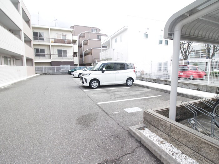 物件外観写真6　(駐車場)