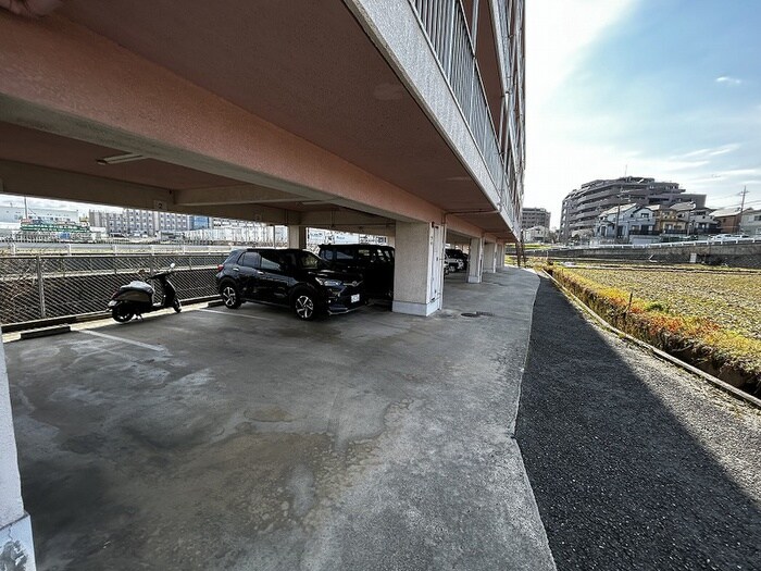 物件外観写真4　(駐車場)