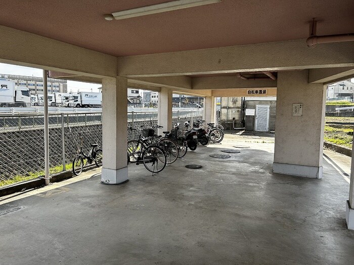 物件外観写真5　(駐輪場)