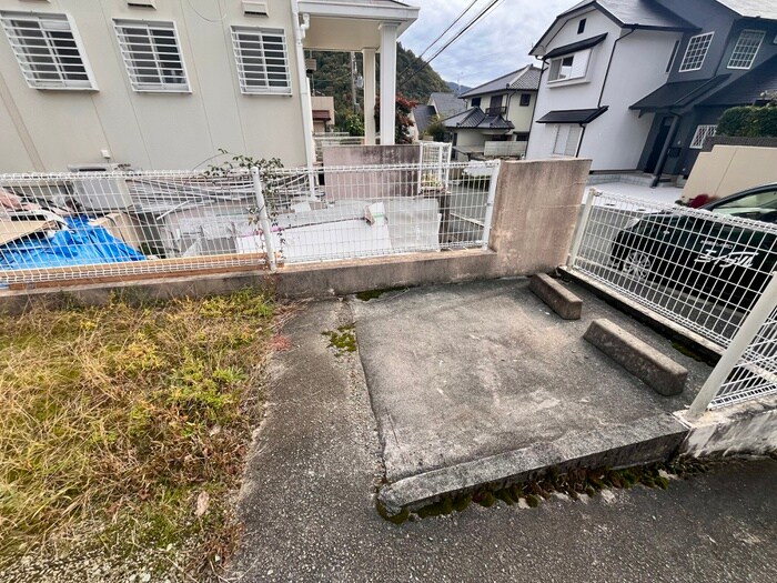 物件外観写真4　(駐車場)