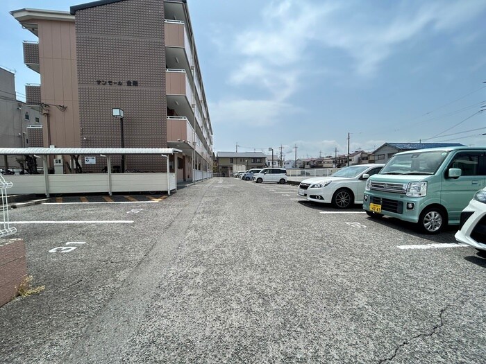 物件外観写真3　(駐車場)