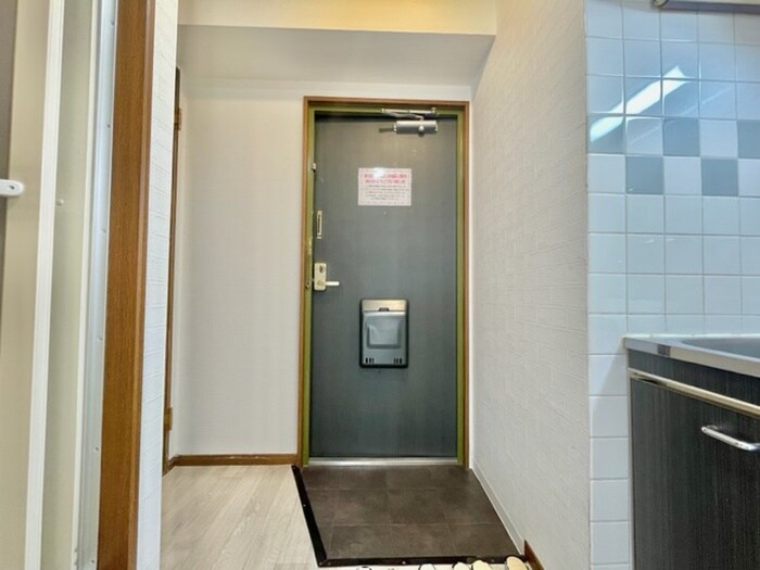 物件内観写真12　(玄関)