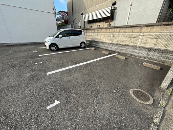 物件外観写真3　(駐車場)
