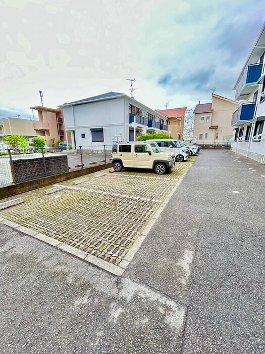 物件外観写真4　(駐車場)