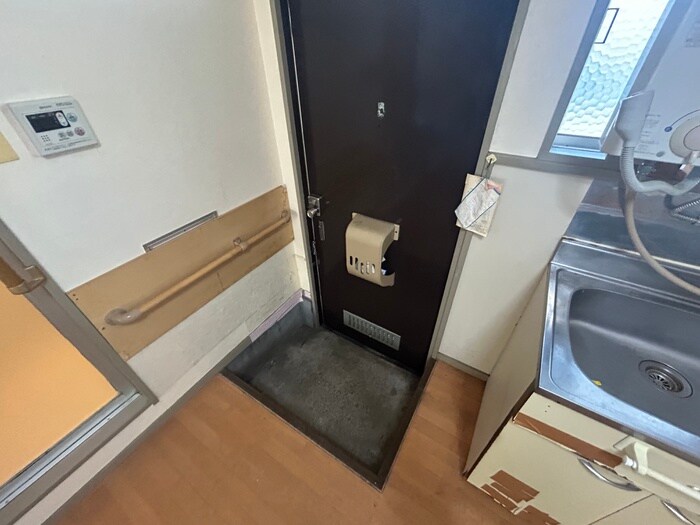 物件内観写真4　(玄関)