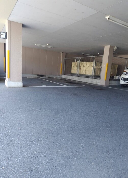 物件外観写真3　(駐車場)