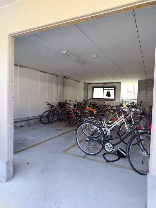 物件外観写真4　(駐輪場)