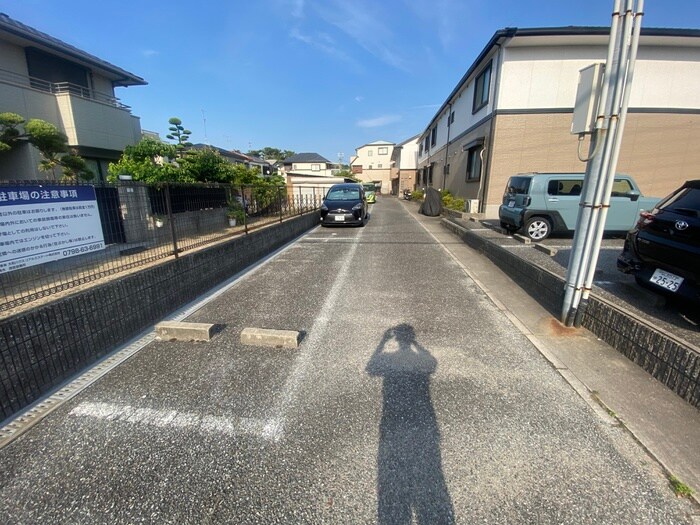 物件外観写真3　(駐車場)