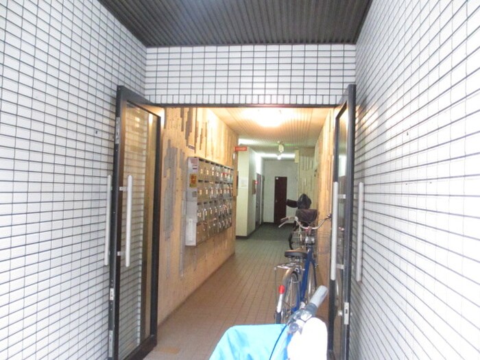 物件外観写真2　(エントランス部分)