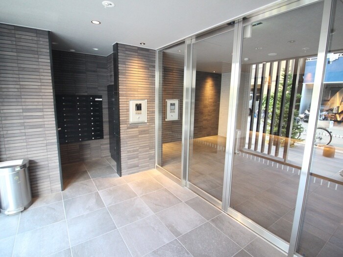 物件外観写真2　(エントランス部分)