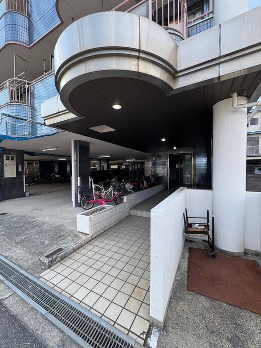 物件外観写真2　(エントランス部分)