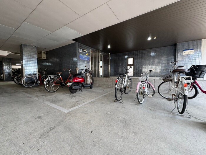 物件外観写真4　(駐輪場)
