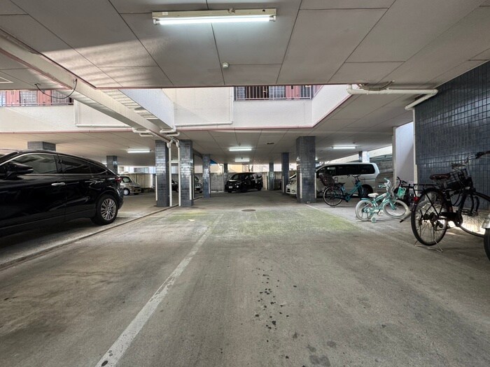 物件外観写真5　(駐車場)