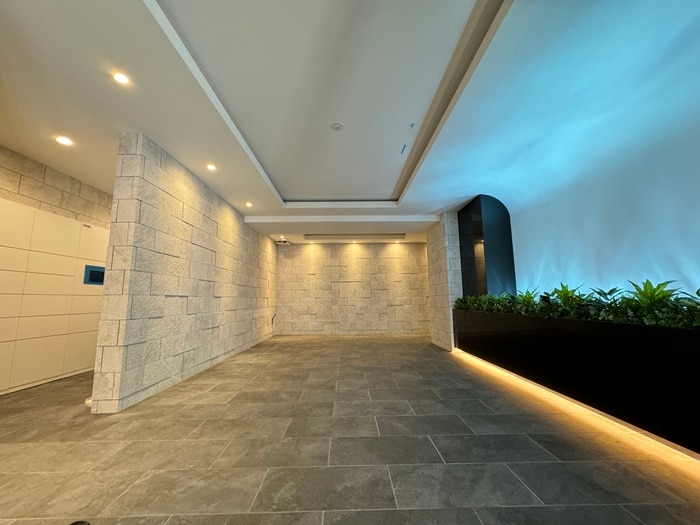 物件外観写真2　(エントランス部分)