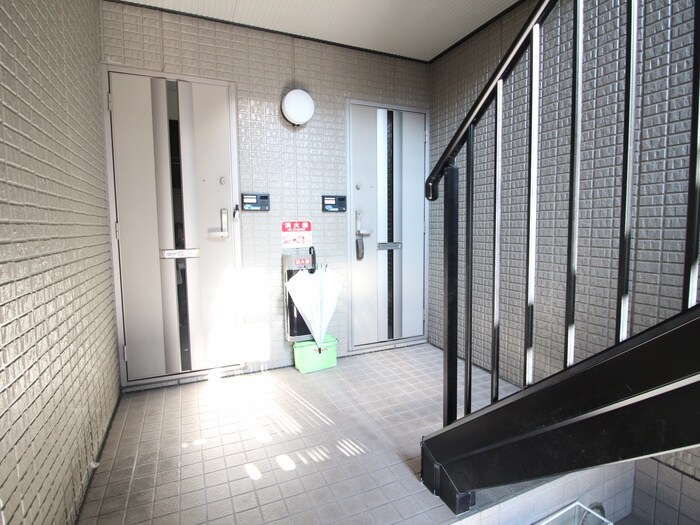 物件外観写真5　(エントランス部分)