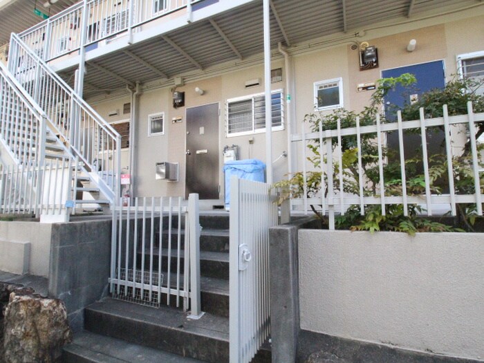 物件外観写真3　(エントランス部分)