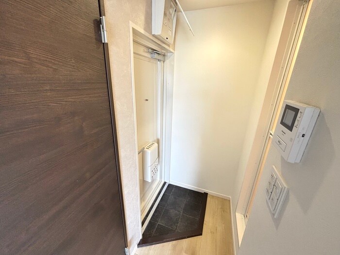 物件内観写真16　(玄関)