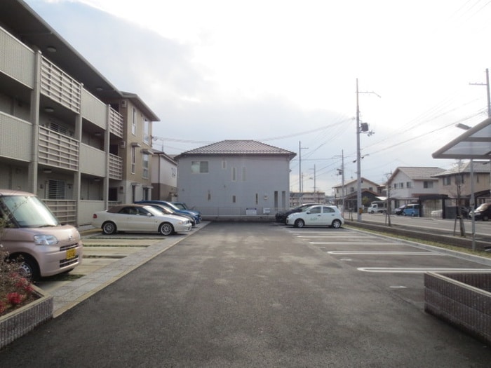 物件外観写真4　(駐車場)