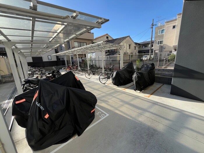 物件外観写真6　(バイク置き場)