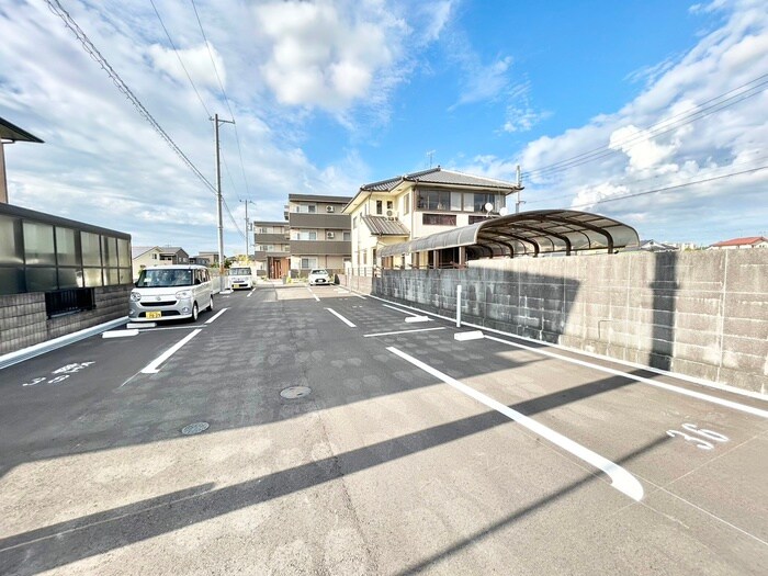 物件外観写真6　(駐車場)