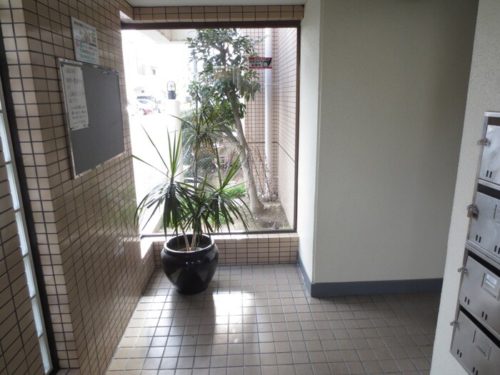 物件外観写真6　(エントランス部分)