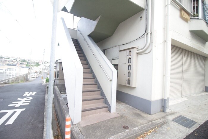 物件外観写真5　(エントランス部分)