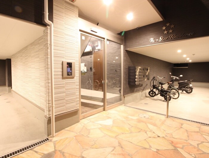 物件外観写真2　(エントランス部分)