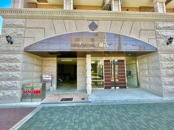 物件外観写真3　(エントランス部分)