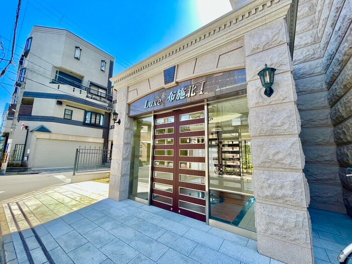 物件外観写真3　(エントランス部分)