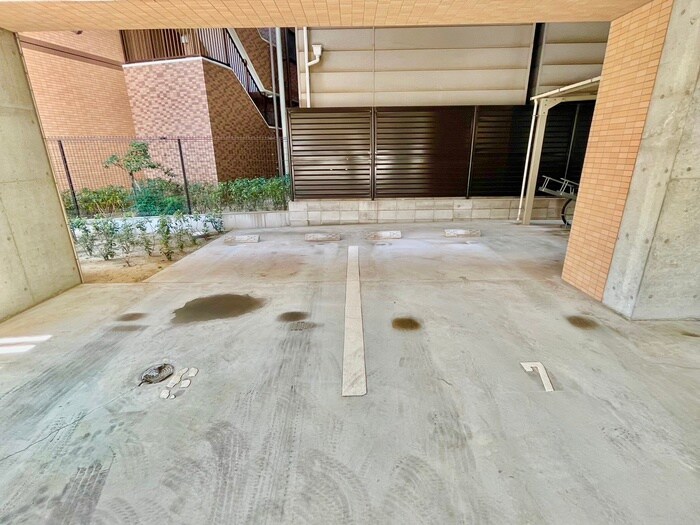 物件外観写真5　(駐車場)