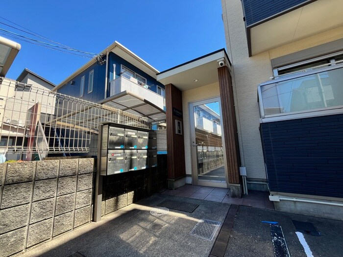 物件外観写真3　(エントランス部分)