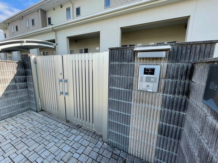 物件外観写真3　(エントランス部分)