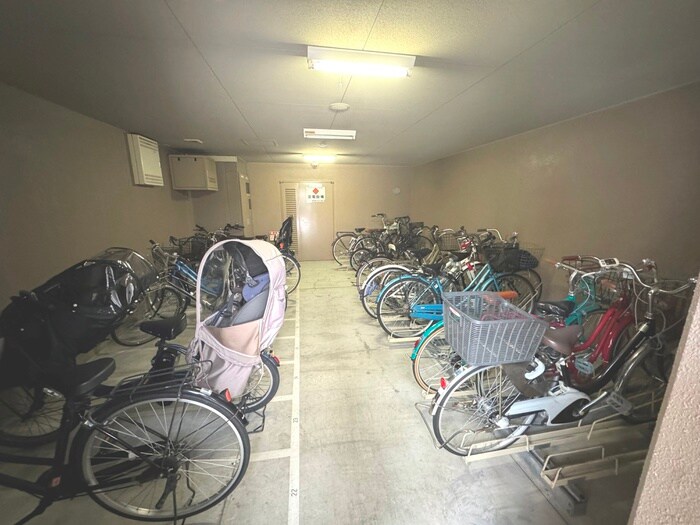 物件外観写真4　(駐輪場)
