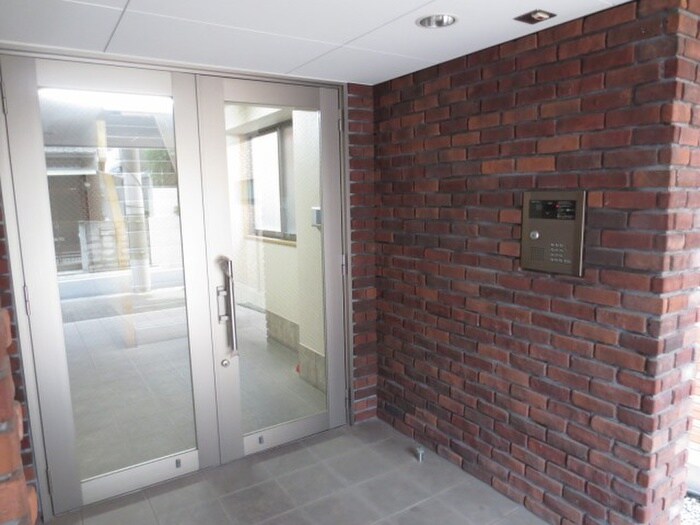 物件外観写真2　(エントランス部分)