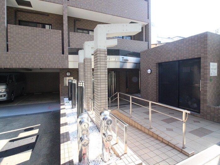 物件外観写真2　(エントランス部分)