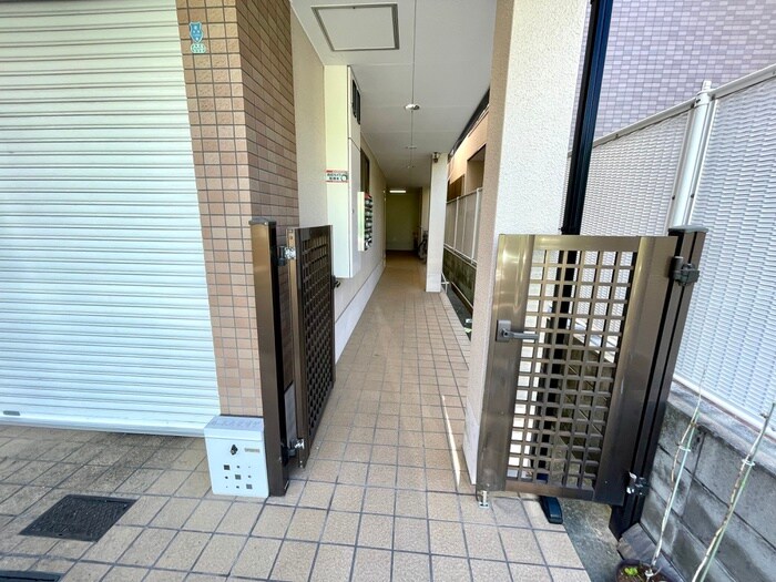物件外観写真4　(エントランス部分)