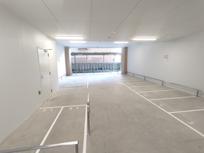 物件外観写真4　(バイク置き場)